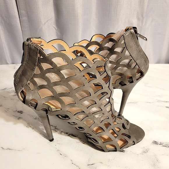 NWOT Zigi Soho Grey Peep Toe Booties - Picture 2 of 5